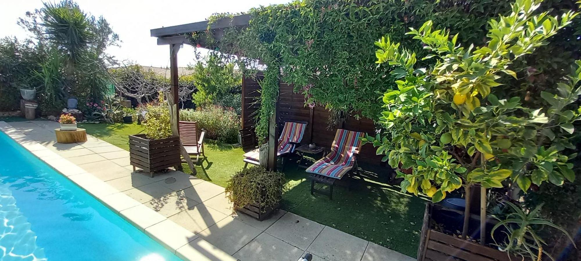 Les Coronilles Bed & Breakfast Beaucaire  Exterior photo